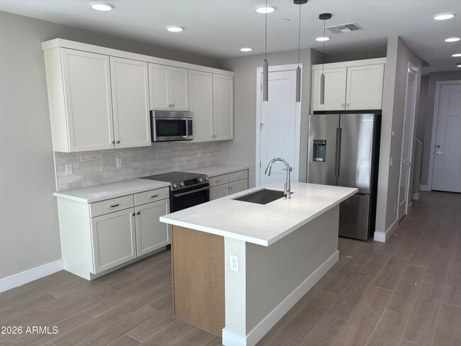 Building Photo - 1015 E Pasadena Ave