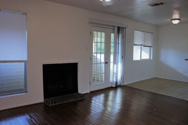 Building Photo - Renovated 2 Bed Rental with Balcony & Fireplace