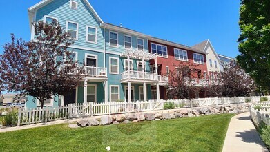 Building Photo - Great 3 Bd 2.5 Bath Townhome 2 Car Garage