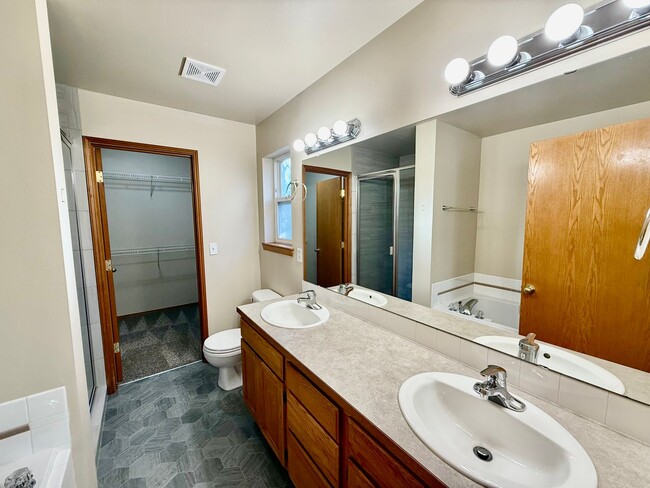 Building Photo - Charming 3 bed, 2.5 bath townhome located ...