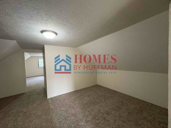 Building Photo - Three Bedroom | Detached Garage