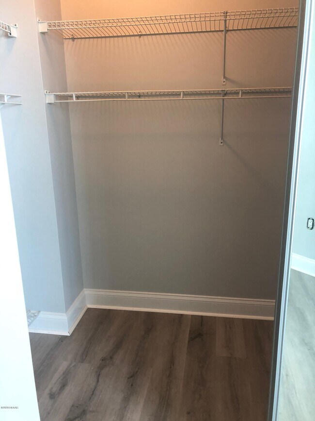 Building Photo - 231 Riverside Dr