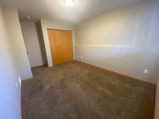 Building Photo - 3 Bedroom Townhome in South Fargo!!