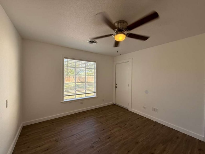 Building Photo - 2503 Jupe Dr