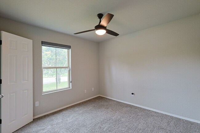 Building Photo - Charming 3/2 Minutes from Downtown NBTX