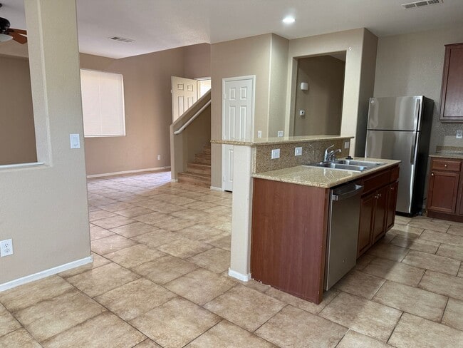 Building Photo - Spacious Living, Granite Counters, Great Location!