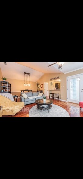 Building Photo - 3300 Selwyn Farms La