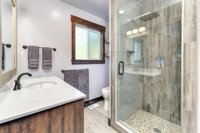 Building Photo - 2 Bedroom Home Tucked away in the Sierras