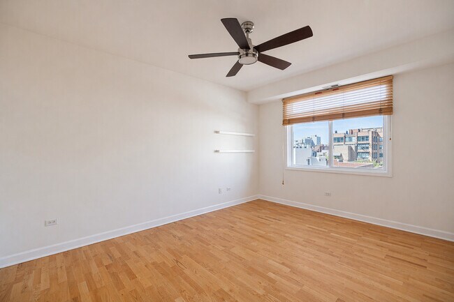 Building Photo - 680 N Green St