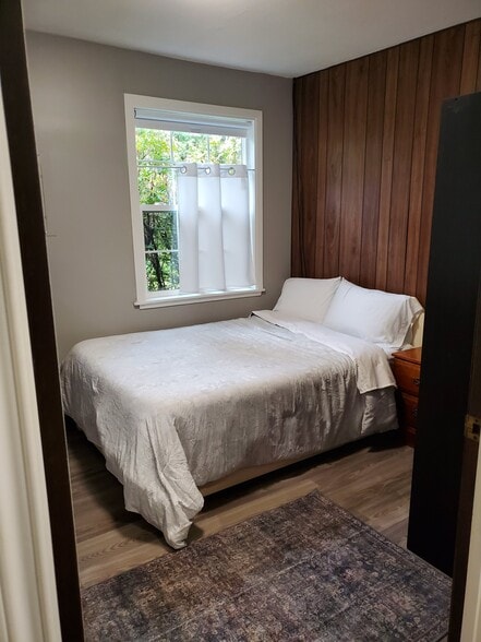 Building Photo - 16057 NE 6th St