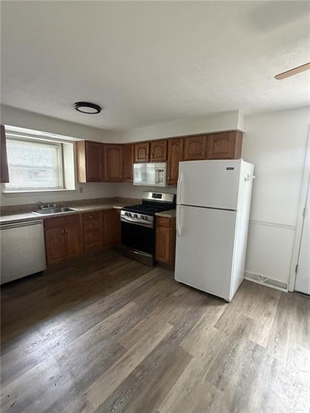 Building Photo - 104 1st St