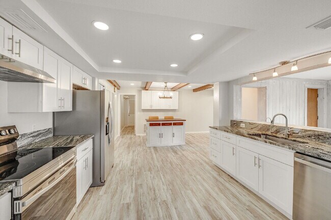 Building Photo - Beautiful 4 bedroom, 2 bathroom in Satellite Beach! NO HOA!!