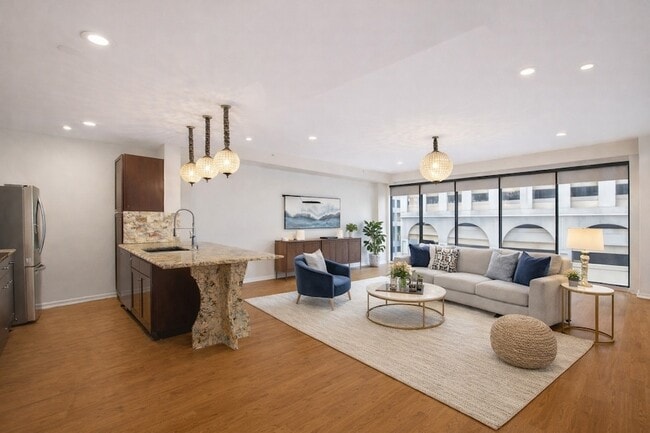 Building Photo - 917 Main St