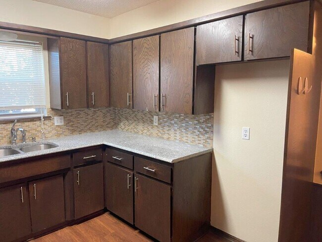 Building Photo - Beautiful 3 bed home for rent in Midwest C...