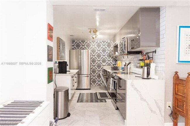 Building Photo - 7501 E Treasure Dr