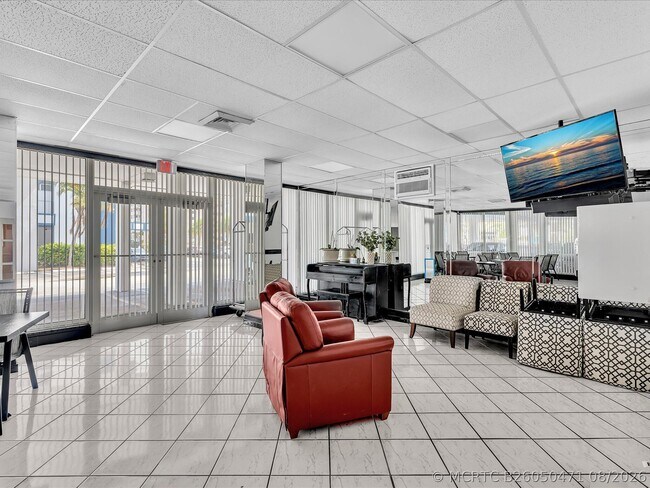 Building Photo - 1410 S Ocean Dr