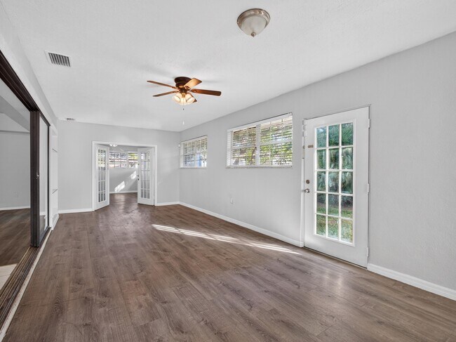 Building Photo - 566 SE Damask Ave