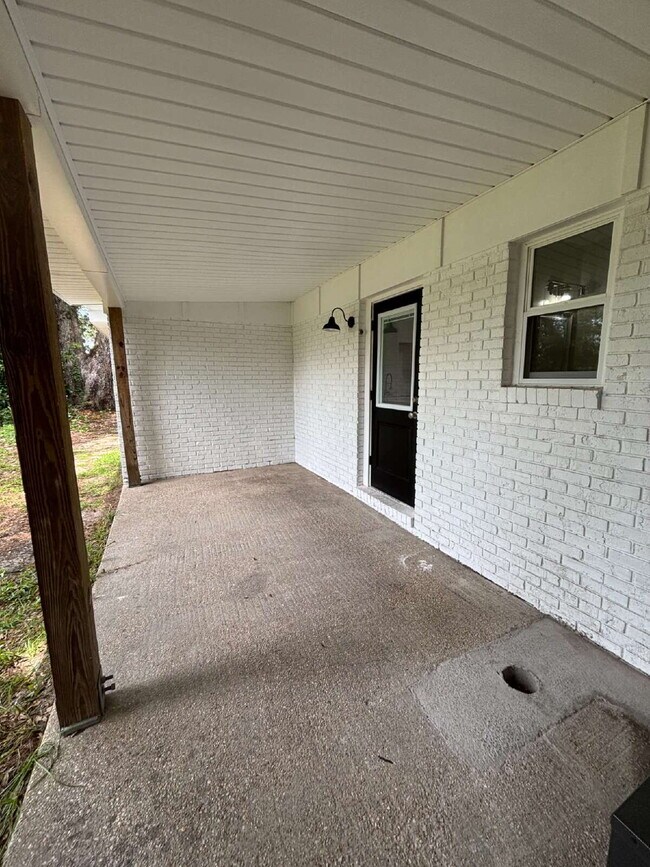 Building Photo - "Charming 2-Bed Oasis in Lynn Haven – Cozy...