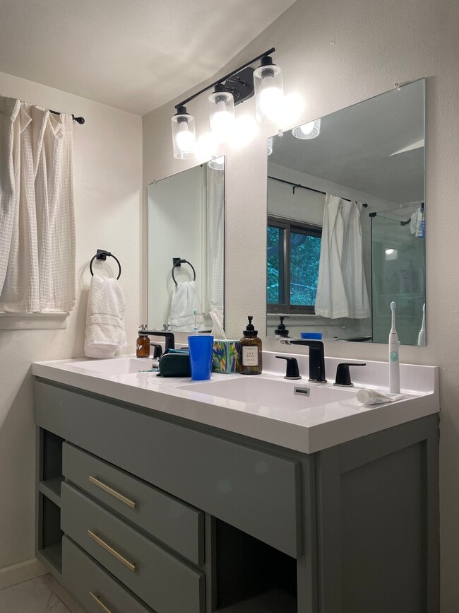 Building Photo - 1721 N High Point Rd