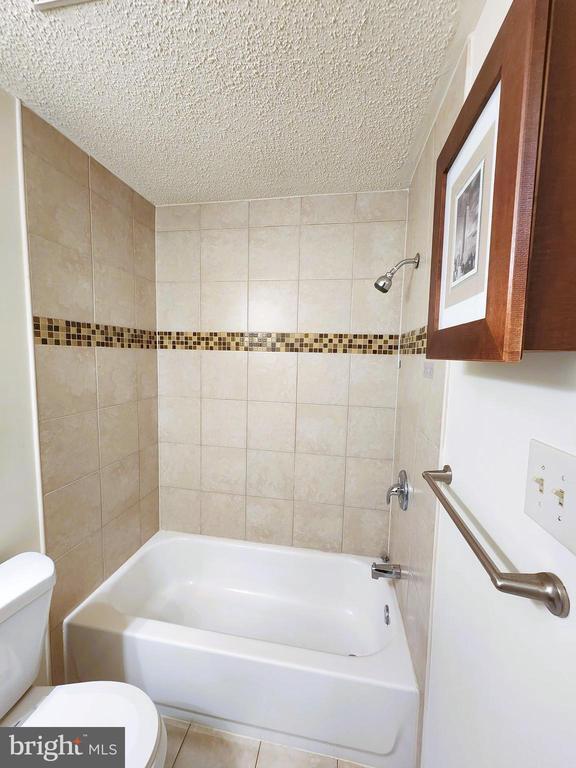 Building Photo - 2077 Pilgrim Dr