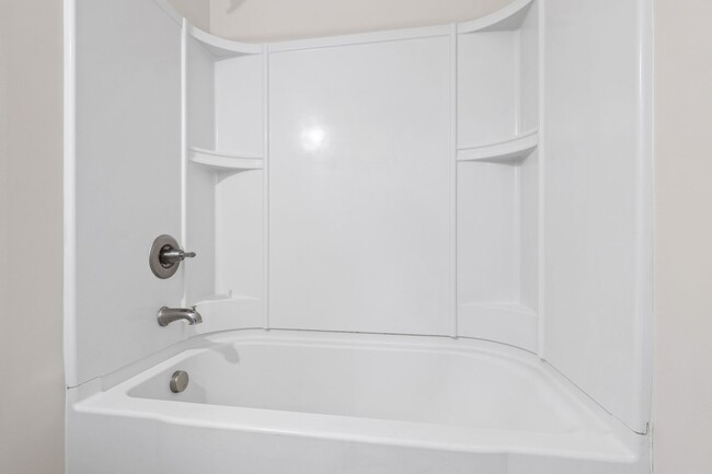 Building Photo - Beautifully Maintained 4BR/3.5BA End-Unit Townhome in Twin Lakes