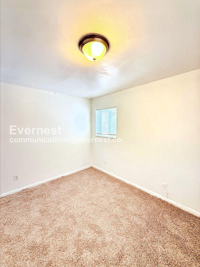 Building Photo - 15601 Schoolcraft Rd