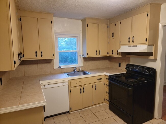 Building Photo - 2 Bedroom  1bd House