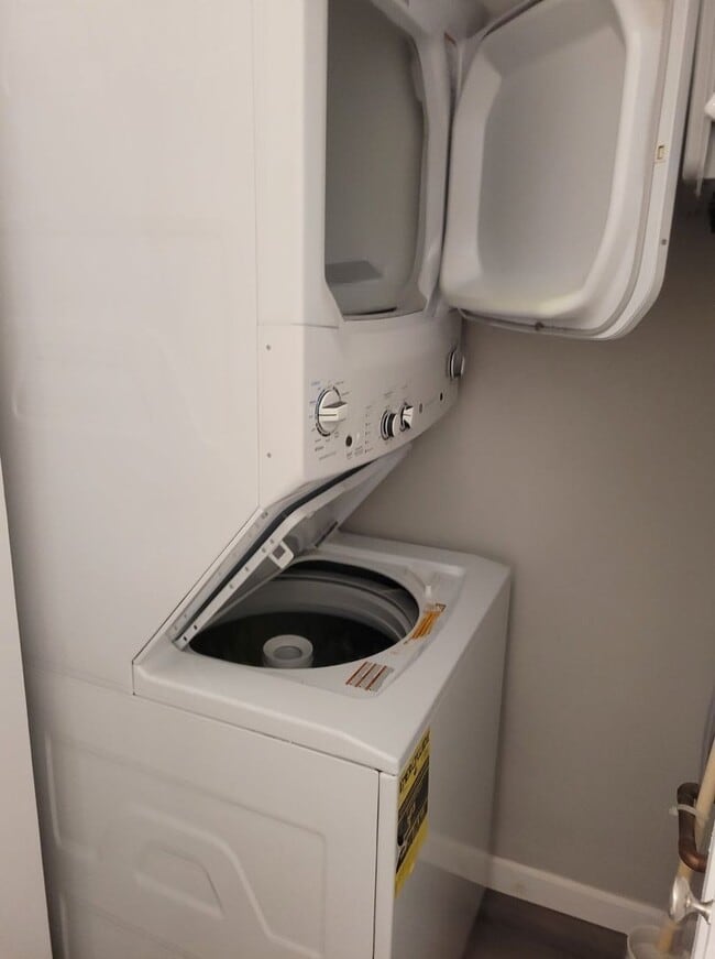 Building Photo - NEWLY REMODELED 1 BED BATH