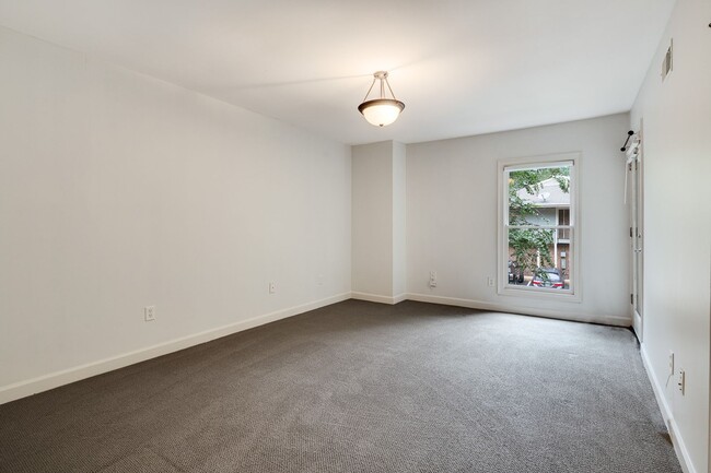 Building Photo - Fall Special - 1/2 off first month's rent!