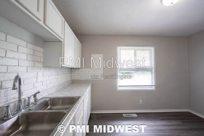 Building Photo - 4939 Katherine Dr