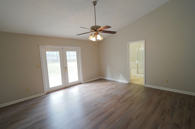 Building Photo - 3 Bed / 2 Bath with Large Yard/Garage in Bucklake area!