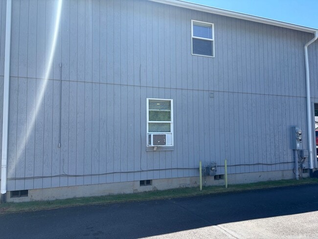 Building Photo - 204 SE Kane Dr