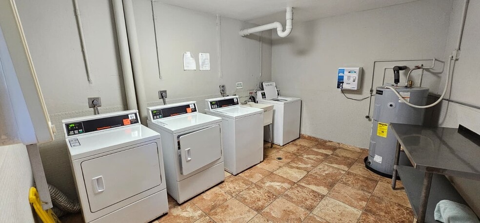 Building Photo - 1670 NE 191st St