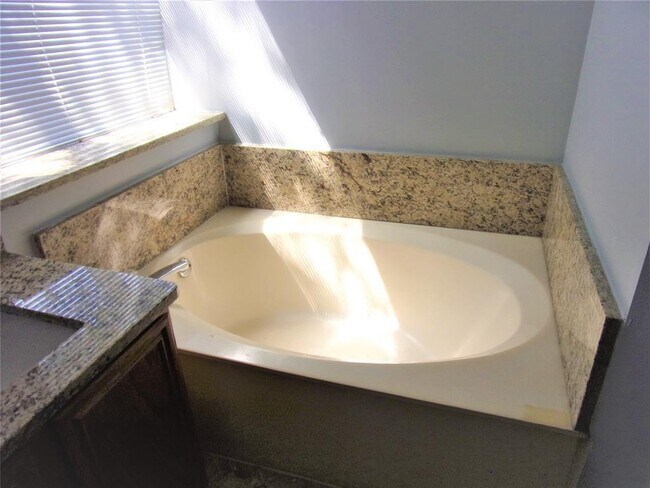 Building Photo - 6301 Back Bay Ln