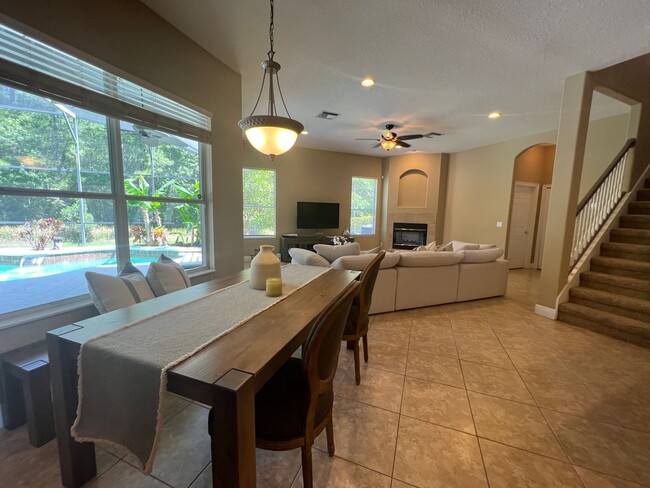 Building Photo - Beautiful 5 Bed 4 Bath Pool Home in the gu...
