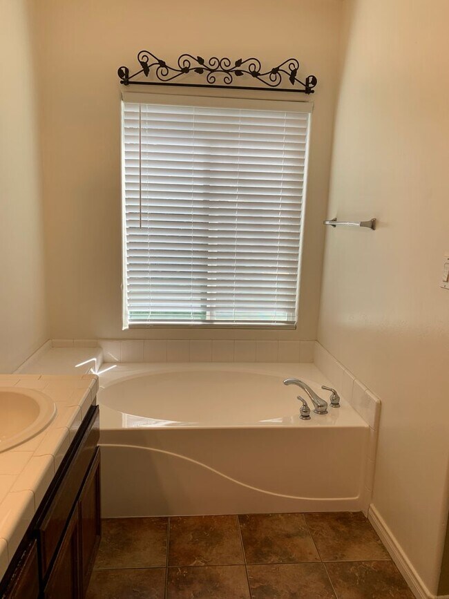 Building Photo - River Oaks Area Stockdale Highway & Buena Vista 93311 4+2 $2600