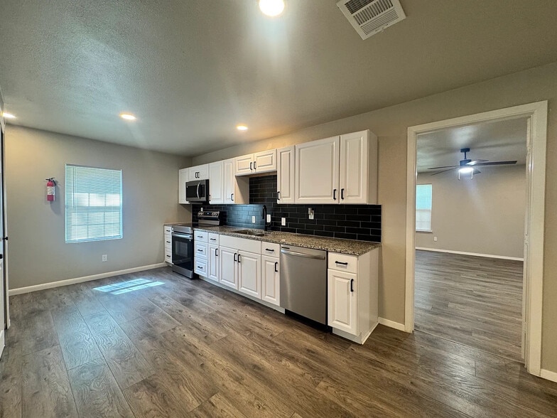 Building Photo - Room in House on Cross St