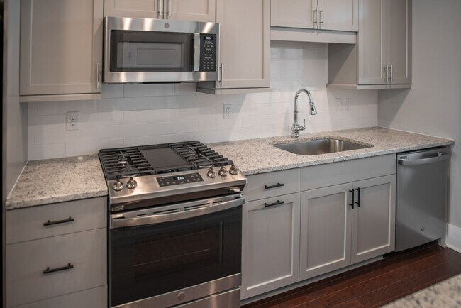 Building Photo - 2 BR 2.5 BA- Downtown Greenville Townhome- FOR RENT