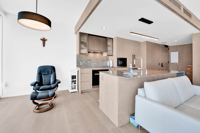 Building Photo - 1000 Auahi St