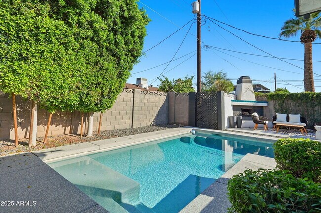 Building Photo - 8614 E Jackrabbit Rd