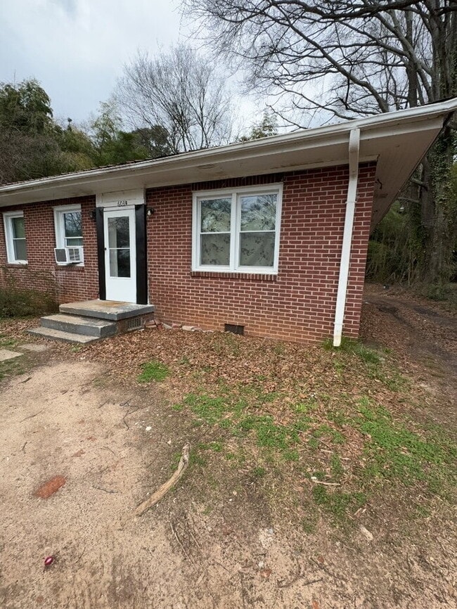 Building Photo - "Charming 2-Bedroom Residence in Anderson, SC – Your Cozy Retreat Awaits!"