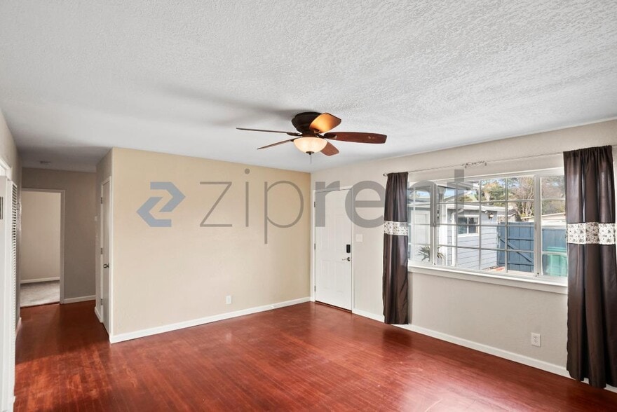 Building Photo - 28477 Coleridge Ave