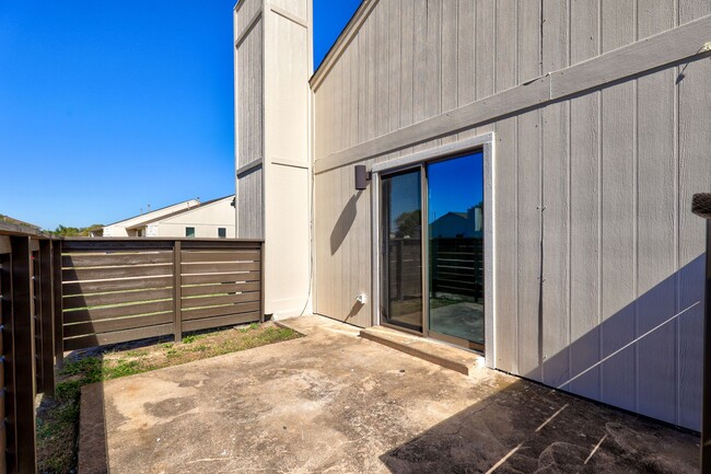 Building Photo - Home Like Living at Apartment Prices