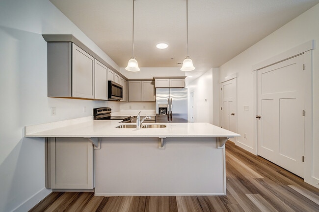 Building Photo - 665 N 380 W