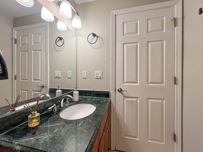 Building Photo - 2Bd/1.75Ba Seattle Condo