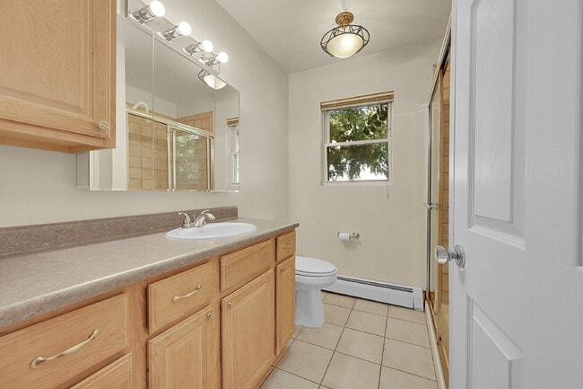 Building Photo - $3,195, 3-bed, 3-bath located in Denver wi...