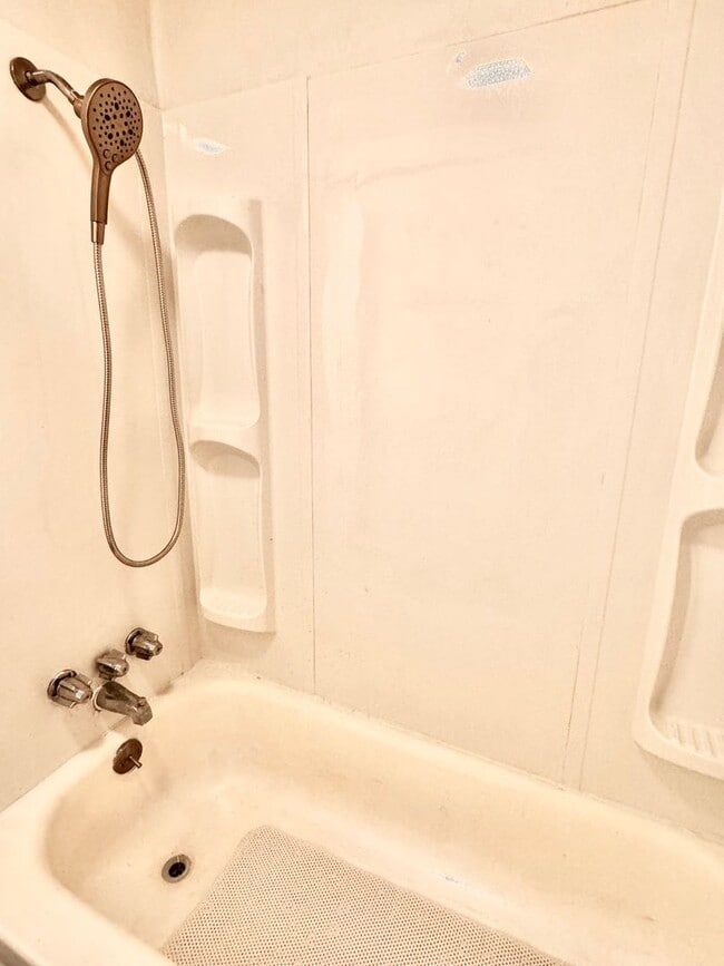 Building Photo - 1500 6th St SE