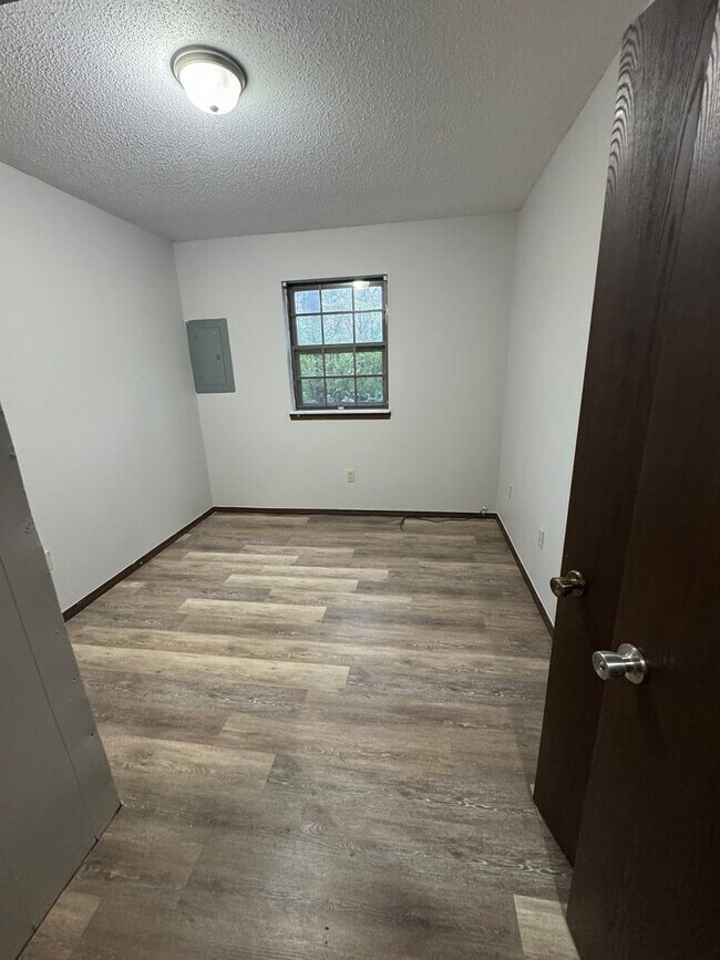 Building Photo - 2008 Juniper Dr