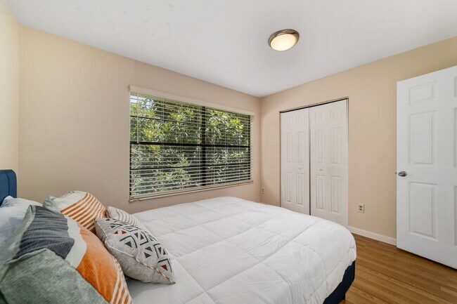 Building Photo - Haystacks Condo