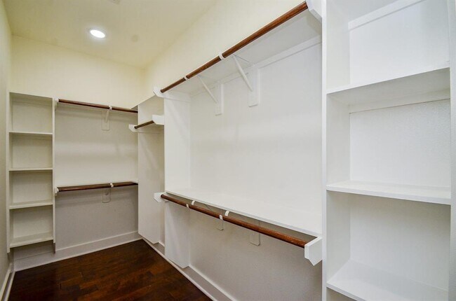 Building Photo - 3630 Dreyfus St